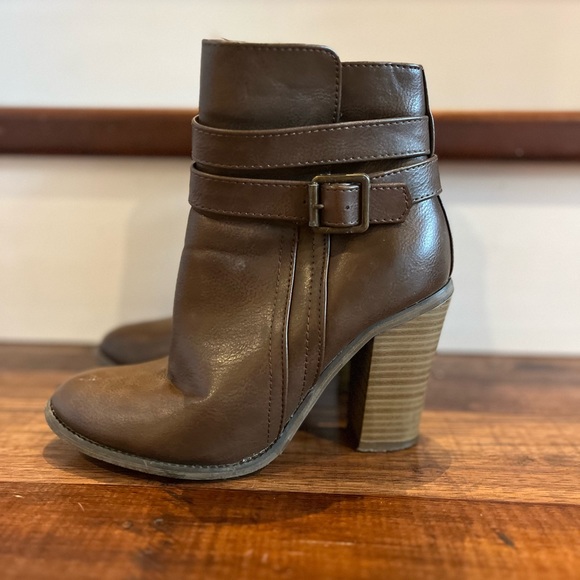 Brown heeled ankle boots, stylish and comfortable with cute buckle detail - Picture 2 of 4